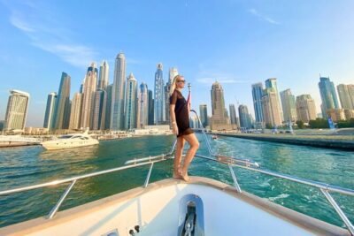 1 HR - Dubai Marina Luxury Yacht Tour - Onboard Comfort: Music, Drinks, and the Vegan-Friendly Setup