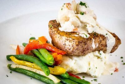 3 Hour Destin Dinner Cruise: Solaris Yacht in Miramar Beach - The cruise flow: live music first, dinner around the 30-minute mark