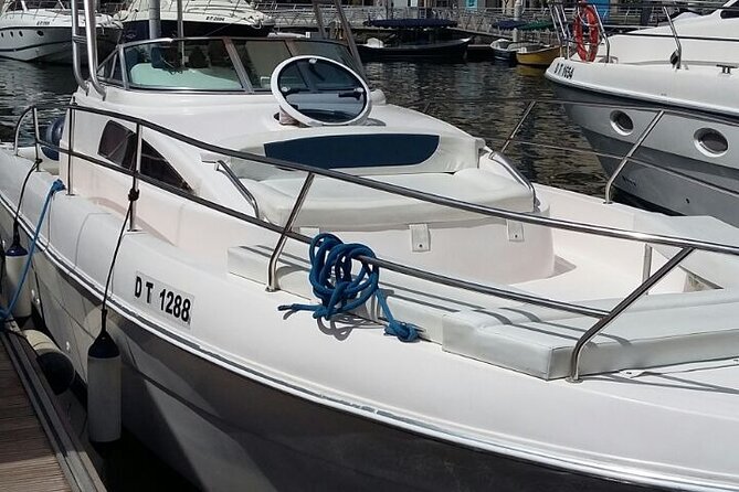 33ft. Yacht Rental on New Year's Eve around Dubai Palm - Key highlights
