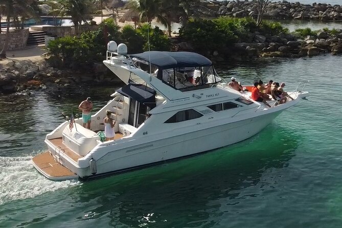 4 hours snorkel & beach tour - Private Yacht 47 ft - Open bar and lunch: guacamole, fajitas, shrimp ceviche, and the party that happens naturally