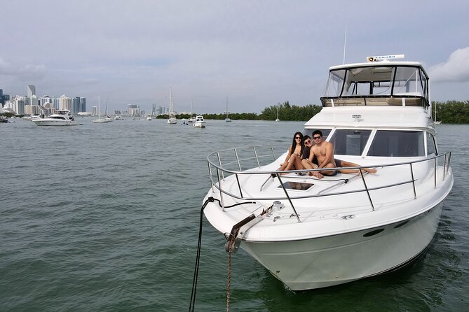 52' Yacht Rental in Miami Beach with Experienced Captain - The shoreline cruise: South Beach to Brickell from the water