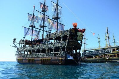 Alanya: Pirates Yacht Tour with Lunch and Soft Drinks - First sea views: Alanya harbor (and why it matters)