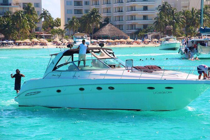 Beautiful Yacht SeaRay 48ft / 15PAX 25P16 - Onboard comfort and the crew: where the private part shows up