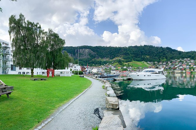 Bergen to Hardangerfjord VIP car + private yacht Fjord cruise - A VIP day that starts with your Bergen hotel