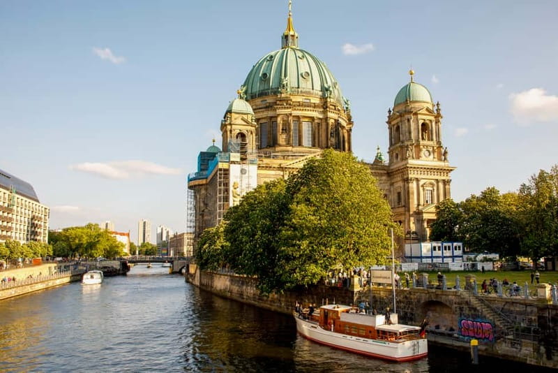 Berlin: Boat Sightseeing Tour on Electric Motor Yacht - Choosing your spot on the Fitzgerald: decks, shade, and comfort
