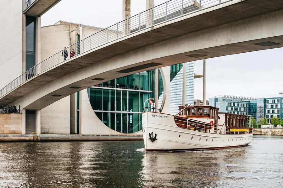 Berlin: Boat Sightseeing Tour on Electric Motor Yacht - The crew and bilingual narration: smooth service without noise
