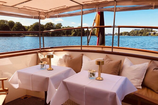 Berlin Boot Sightseeing Tour on Electric Private Yacht - Electric comfort on a vintage Fitzgerald yacht