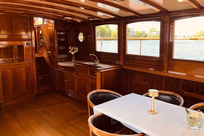 Berlin Boot Sightseeing Tour on Electric Private Yacht - FAQ