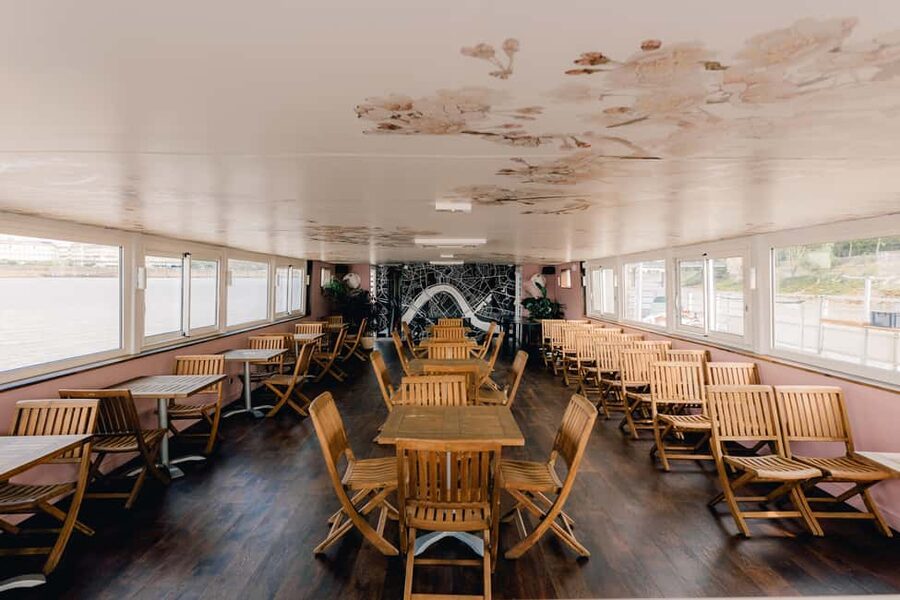 Bordeaux: Garonne River Yacht Cruise with Brunch - A 2-hour cruise that keeps Bordeaux in sight