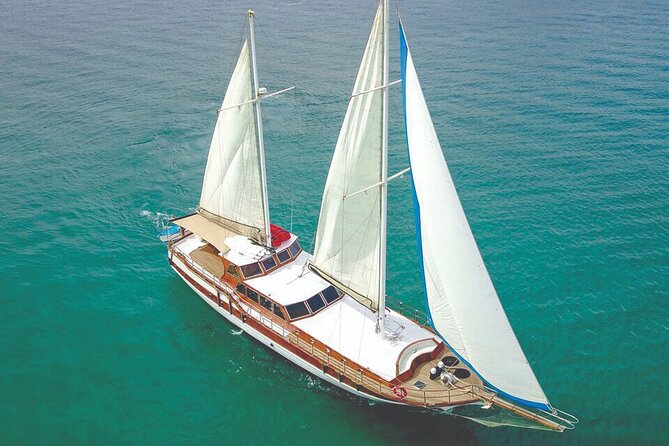 Cabo San Lucas Luxury Sailing Yacht and Dinner with a Chef - Drinks and the Mixologist: Premium Open Bar, Real Timing, No Dry Spells
