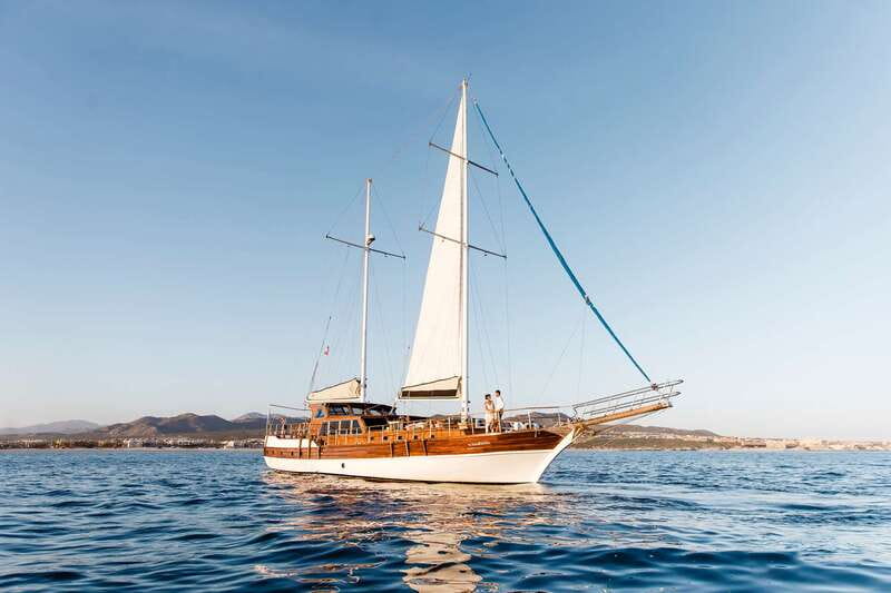 Cabo San Lucas: Sunset Yacht Cruise w/Chef Dinner & Open Bar - What you get in the first hour: snacks, a signature cocktail, and an easy start