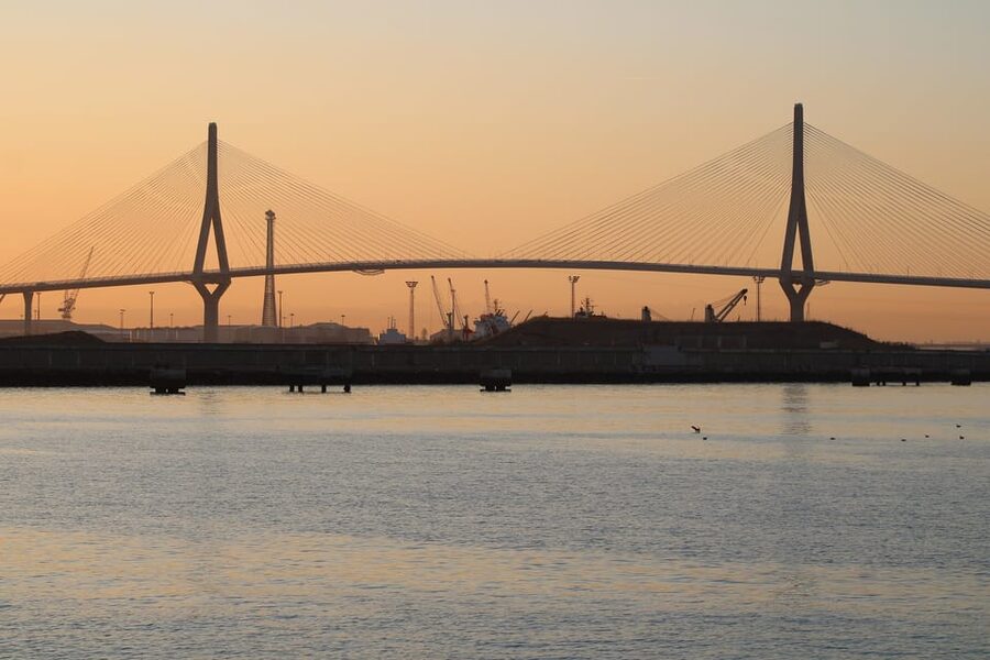 Cadiz: Exclusive Yacht excursion to La Caleta or Pepa Bridge - Playa de la Caleta vs Playa de la Puntilla: what you should expect