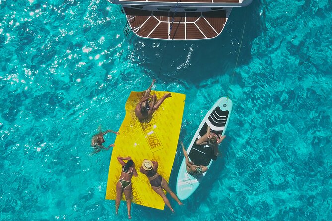 Deluxe Yacht 48FT with FlyBrige Rental in Cancun - On-board comfort: air-conditioning, sun cushions, bathrooms, and music
