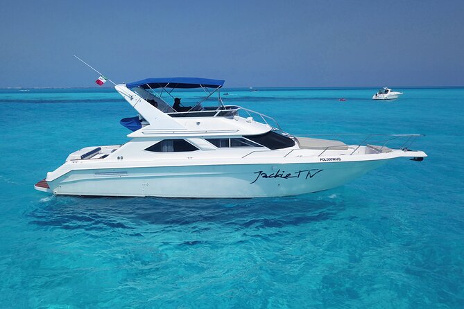 Deluxe Yacht 48FT with FlyBrige Rental in Cancun - Crew experience: captain, sailors, and a steward who keeps things smooth