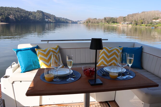 Douro Tour on a Private Yacht in Porto - Ribeira de Gaia and Ribeira do Porto UNESCO: a short stop with real meaning