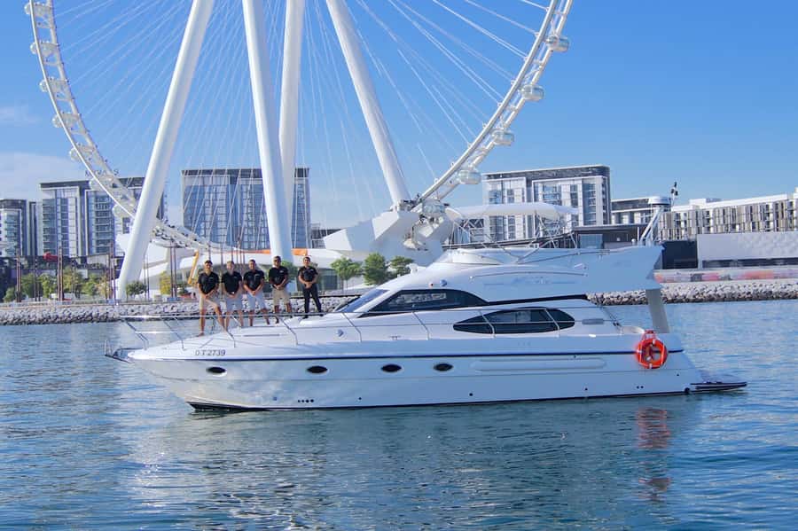 Dubai: 2 hr Private Yacht Cruise & softdrinks + Optional BBQ - Who this yacht BBQ cruise is best for
