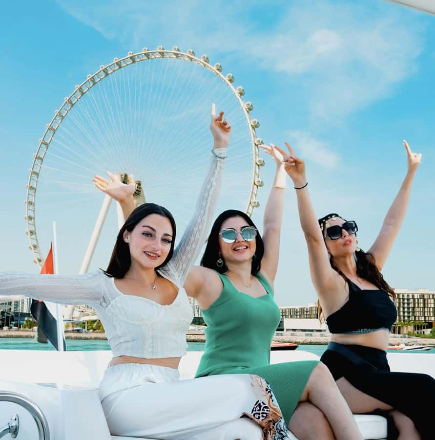 Dubai: Instagrammable Yacht Tour with Drinks & Ain/JBR Views - Drinks, Wi‑Fi, and photo help: the small perks that make a difference