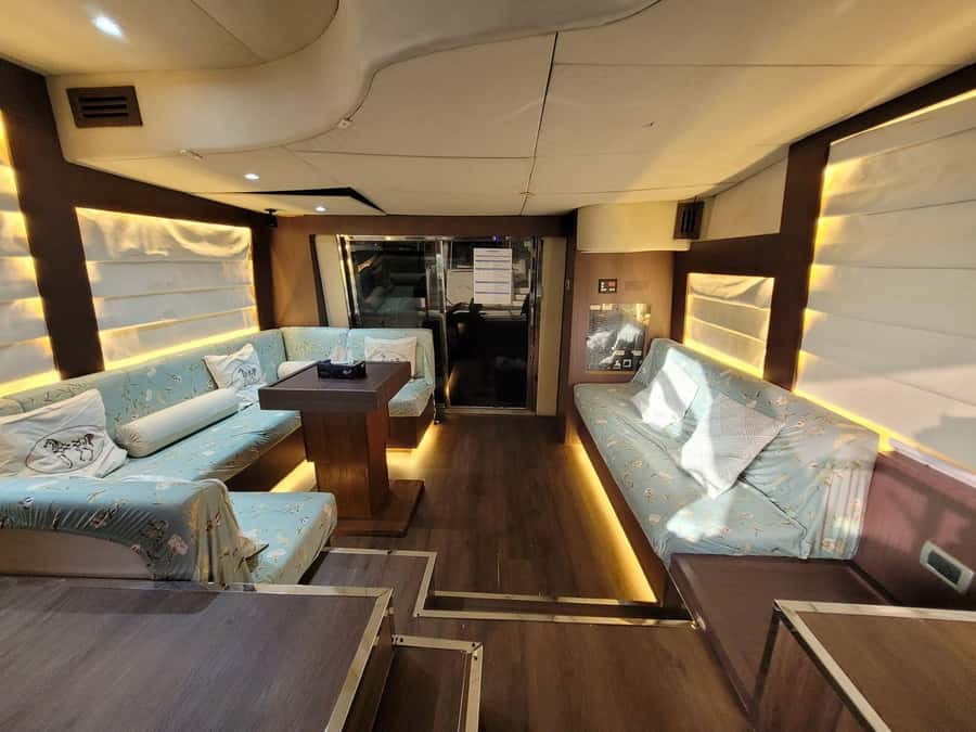 Dubai Marina luxury Yacht Tour: AinDubai,JBR &Harbour(1Hour) - Getting on board at Al-Rahim Mosque (find Splash Tours fast)
