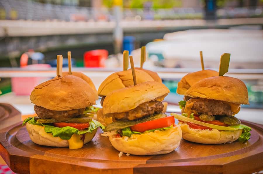 Dubai: Marina Sightseeing on Yacht with Breakfast - Breakfast on the Water: what this cruise feels like
