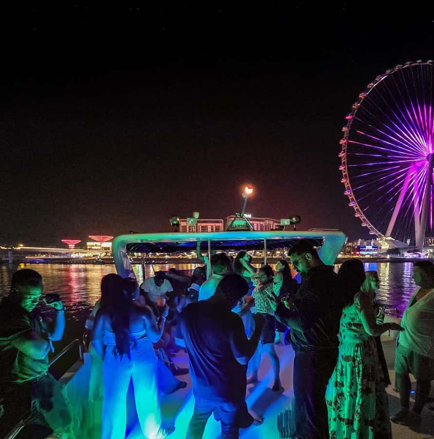 Dubai: Marina Yacht Party with BBQ, Unlimited Drinks and DJ - Who should book this 21+ yacht party