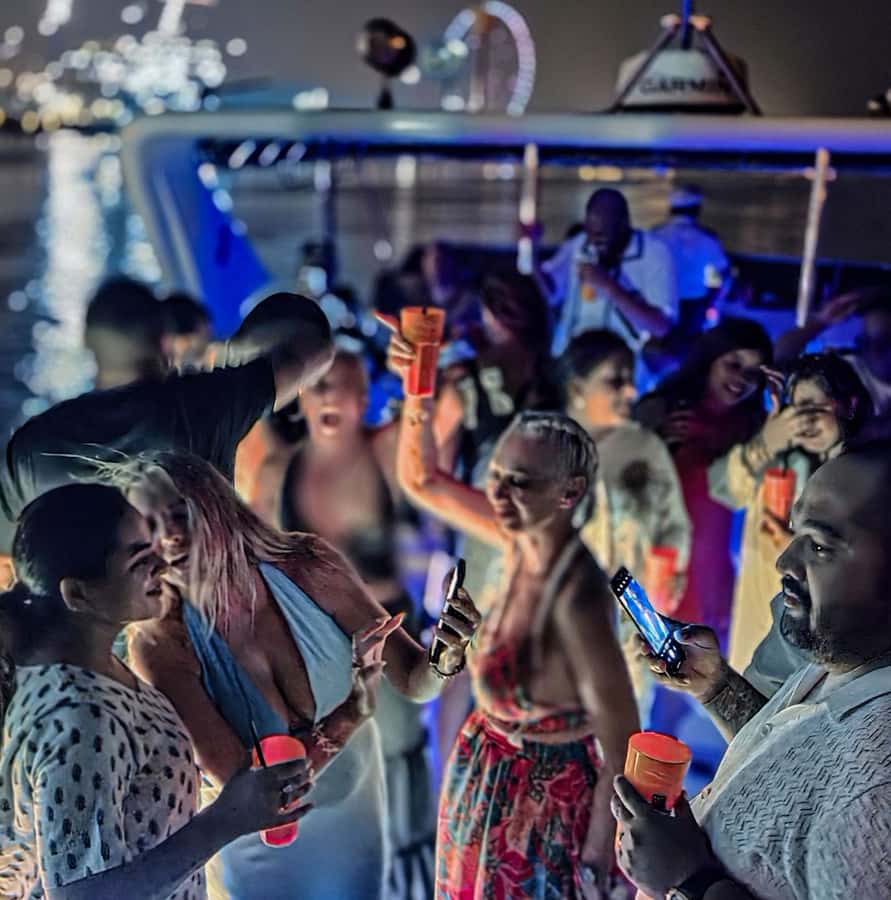Dubai: Marina Yacht Party with BBQ, Unlimited Drinks and DJ - Checking in at Xclusive Yachts and using the lounge Wi-Fi