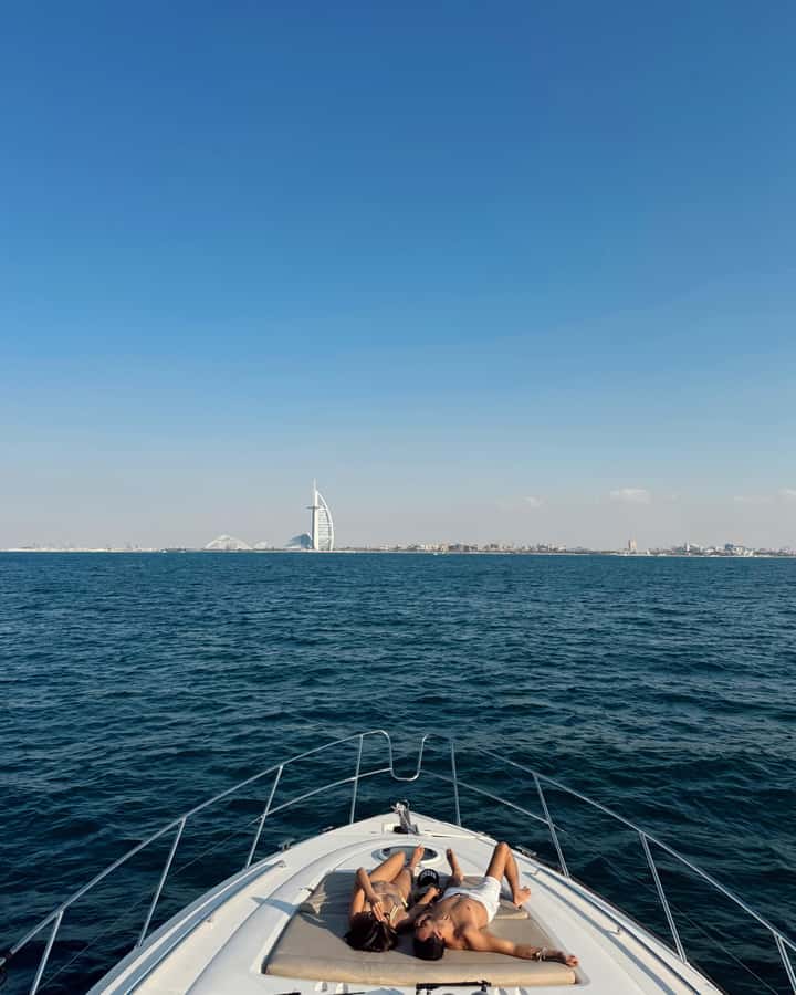 Dubai: Palm Jumeirah luxury private yacht Tour - Onboard comfort: decks, air-conditioning, WiFi, stereo, and the bathroom
