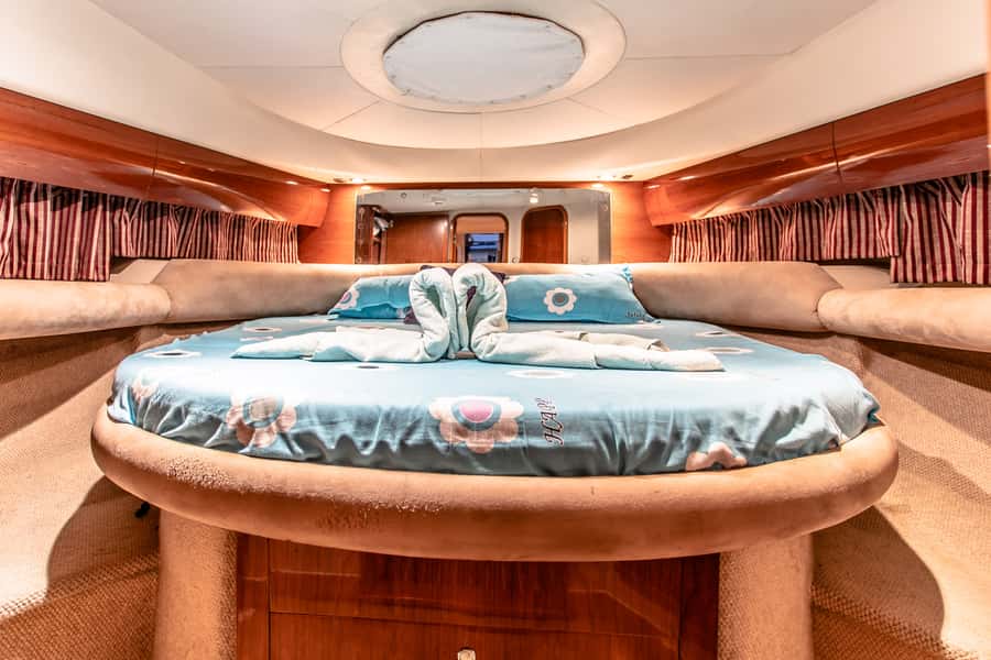 Dubai: Private Luxury Everest Yacht Cruise from Dubai Marina - BBQ and fishing on 4-hour cruises: plan ahead for the fun extras