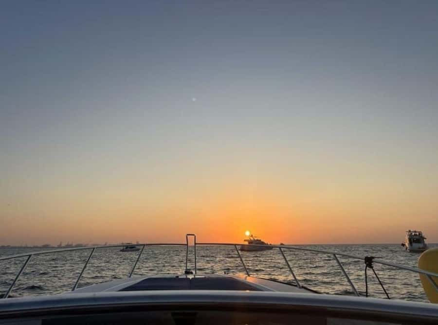 Dubai: Private Sunset Yacht Tour from Dubai Marina - The golden-hour route: from Dubai Marina to the Palm