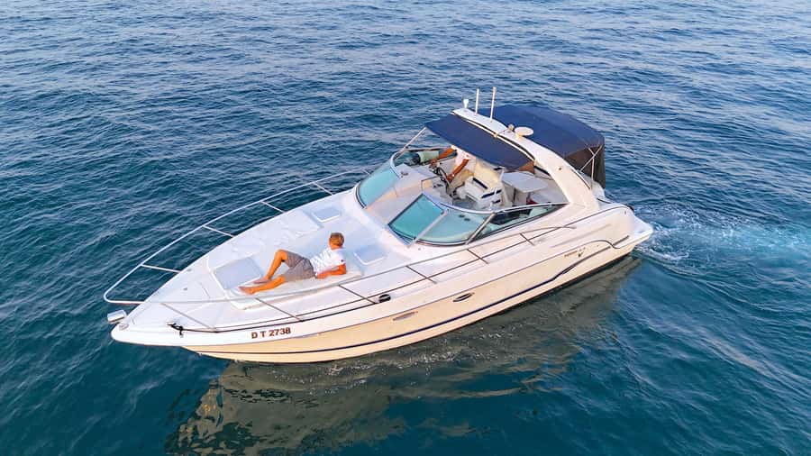 Dubai: Private Yacht Cruise for Unforgettable Memories - Onboard comfort checklist: sundeck, sunbeds, shower, water, and music