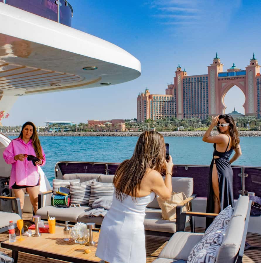 Dubai: Superyacht Experience with Live Music & Drinks - VIP Option: Encore for Omakase Sushi, Zen-Med Canapés, and Handcrafted Cocktails (from Oct 1, 2025)