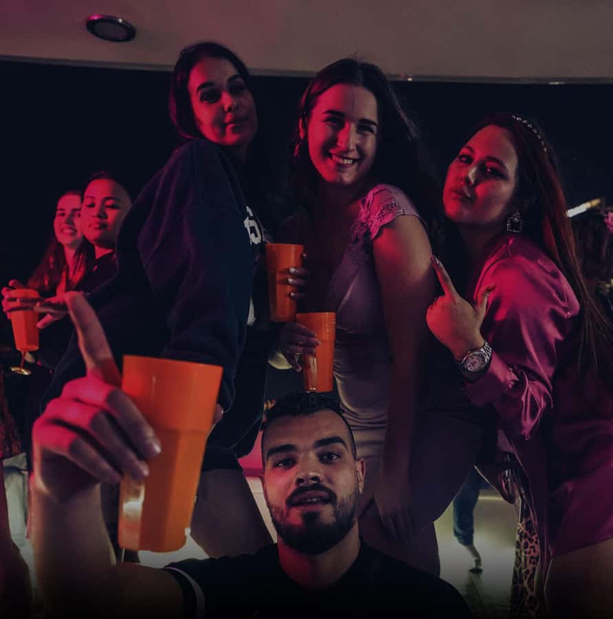 Dubai: Superyacht Experience with Party & Live DJ - Drinks and VIP comfort: what’s really included on board