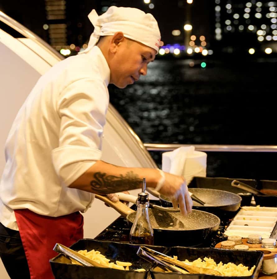 Dubai: Superyacht Experience with Party & Live DJ - Who this superyacht night suits best