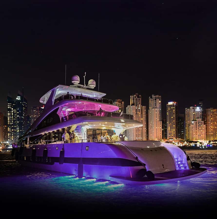 Dubai: Superyacht Experience with Party & Live DJ - The 9:00 PM schedule and what 3 hours feels like