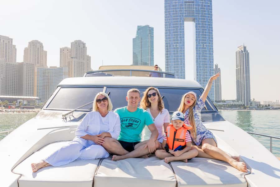 Dubai: The Luxury Yacht Tour with Live BBQ Option - WiFi and the onboard bar: small extras that change your comfort level