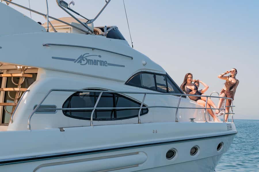 Dubai Yacht Tour - Boat Trip upto 12 guests Private event - Key highlights at a glance