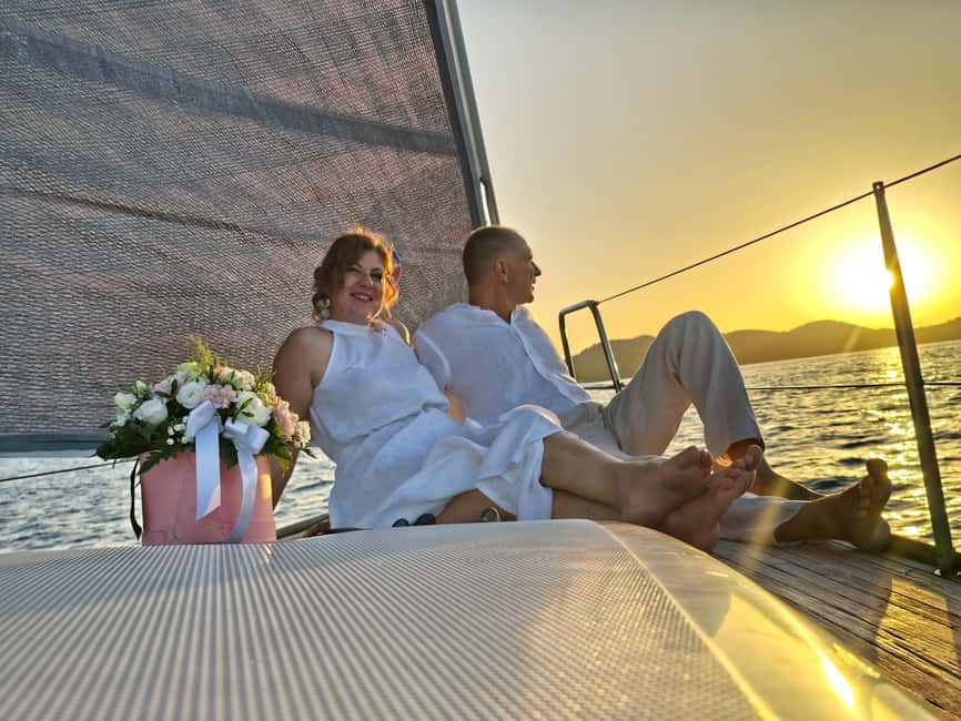 Elegant Sunset cruise under sails,large yacht,full comfort - Champagne on board: the small luxury that makes it feel special