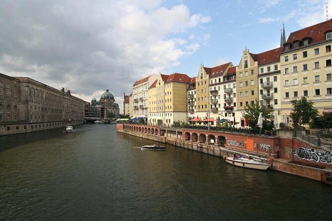 Evening aperitif tour aboard the motor yacht Fitzgerald - Why an Evening Aperitif Cruise on the Fitzgerald Works in Berlin
