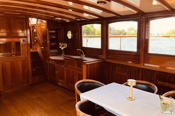 Evening aperitif tour aboard the motor yacht Fitzgerald - Reichstag and Federal Chancellery Views: Berlin’s Power Belt