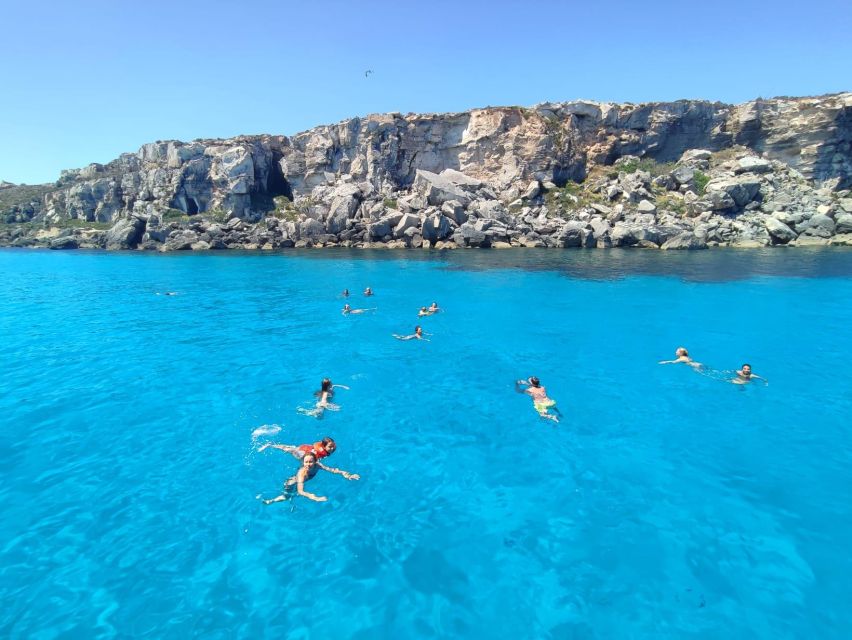 Favignana e Levanzo: tour condiviso Yacht Shalimar IV - Favignana second swim, then lunch onboard: sailing into the main island