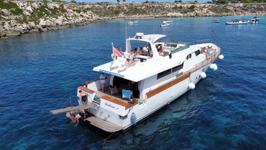 Favignana e Levanzo: tour condiviso Yacht Shalimar IV - Scalo Cavallo swim stop and return to Trapani around 6pm
