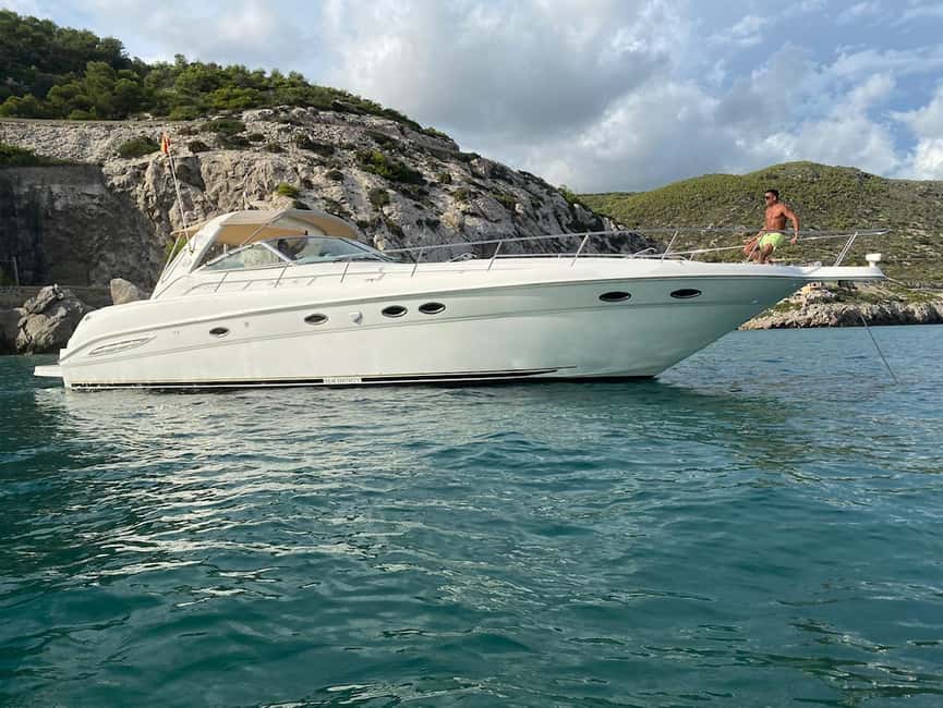 Gran Canaria: Shared yacht trip with drinks, lunch, and snorkeling - On board: cava welcome, real comfort, and music in the background