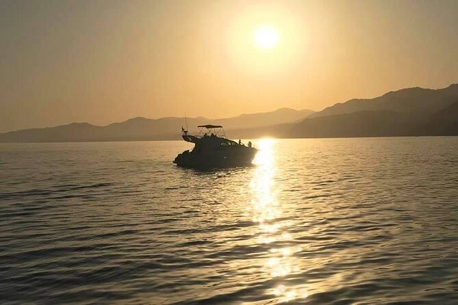 Half-Day Luxury Motor Yacht Cruise in Granada - Small Group Cruise vs Private Charter: Which Fits Your Day?