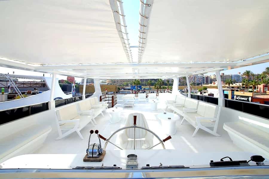 Hurghada: Luxury Private Yacht Trip with Lunch & Activities - Short free time back in Hurghada: what to do with it