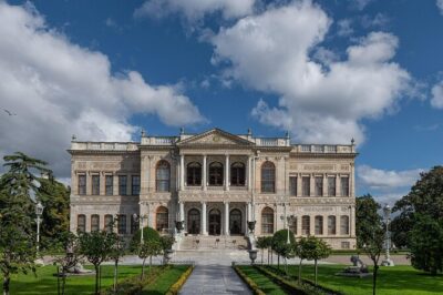 Imperial Splendor: Dolmabahce Palace & Bosphorus Yacht Cruise - Bezmi Alem Mosque: a short Ottoman contrast (and why it’s worth it)