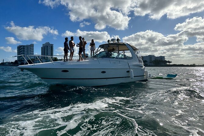 Island Fun Yacht Rental in Miami Beach - Meeting point at 401 Biscayne Blvd: the check-in reality