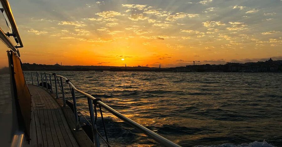 Istanbul: Bosphorus and Golden Horn Sunset Yacht Cruise - Dolmabahçe Palace and Ortaköy Mosque: The Start That Looks Like Postcards