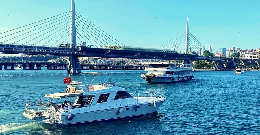 İstanbul: Bosphorus Private Yacht Cruise with Tea and Coffee - The Bosphorus Bridge, Ortaköy Mosque, and Other Skyline Landmarks