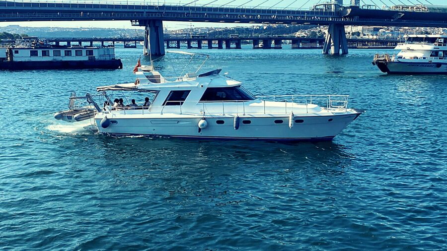 İstanbul: Bosphorus Private Yacht Cruise with Tea and Coffee - Price for a Group of Up to 6: Value Math That Helps