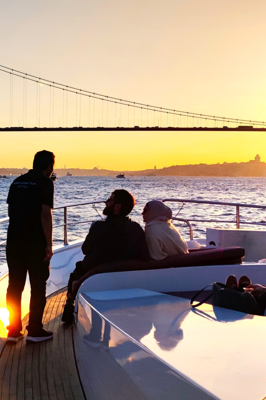 Istanbul: Bosphorus Sunset Yacht Cruise with Live Guide - Who should book this Bosphorus sunset cruise