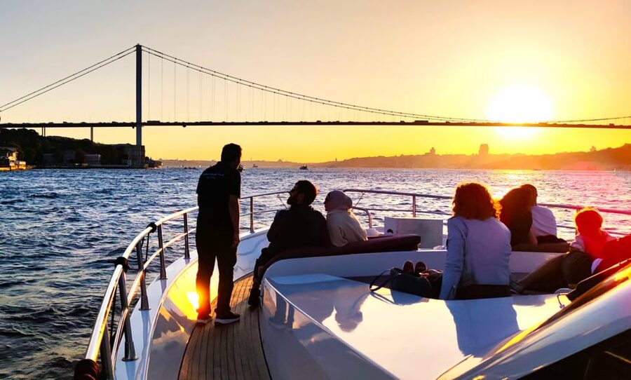 Istanbul: Bosphorus Sunset Yacht Cruise with Live Guide - Why Istanbul at sunset looks better from the water